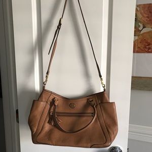 Tan Tory Burch handbag with crossbody strap